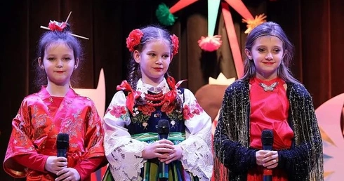 Do udziału w festiwalu zaproszeni są soliści, zespoły i chóry. 