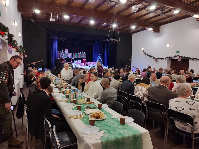 Caritas z kartami dla Łomnicy