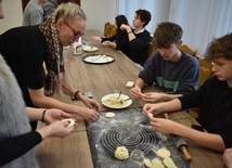 Warsztaty lepienia pierogów w Ulanowie.