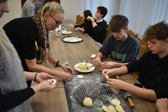 Warsztaty lepienia pierogów w Ulanowie.