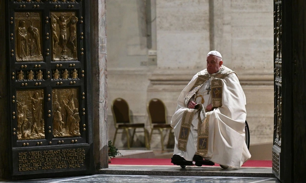 Franciszek w otwatych Drzwiach Świętych Bazyliki św. Piotra