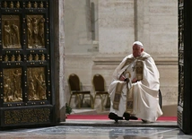 Franciszek w otwatych Drzwiach Świętych Bazyliki św. Piotra