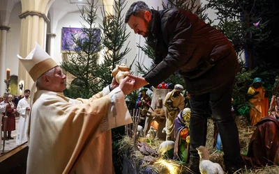 - Ucichnijmy. Odnajdźmy ten ład, który pomoże nam żyć jak wiernym wyznawcom Słowa, które stało się Ciałem. Usłyszmy to Słowo - apelował bp Marek.