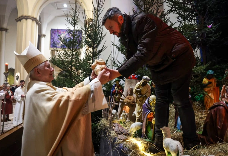 - Ucichnijmy. Odnajdźmy ten ład, który pomoże nam żyć jak wiernym wyznawcom Słowa, które stało się Ciałem. Usłyszmy to Słowo - apelował bp Marek.