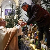 - Ucichnijmy. Odnajdźmy ten ład, który pomoże nam żyć jak wiernym wyznawcom Słowa, które stało się Ciałem. Usłyszmy to Słowo - apelował bp Marek.