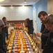 Przygotowywanie paczek dla parafian przez m.in. członków Rycerzy Kolumba.