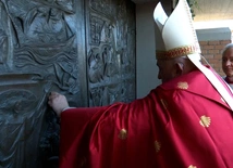Papież otworzył Drzwi Święte w więzieniu. To pierwsze takie wydarzenie w historii