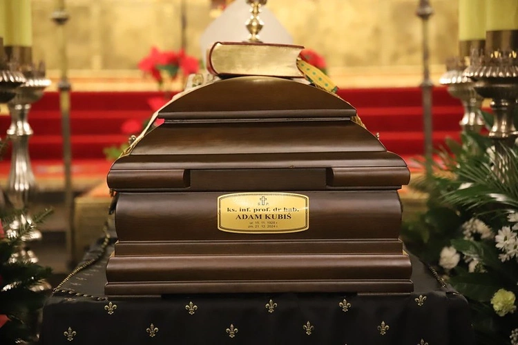 Msza św. żałobna przy trumnie ks. prof. Adama Kubisia