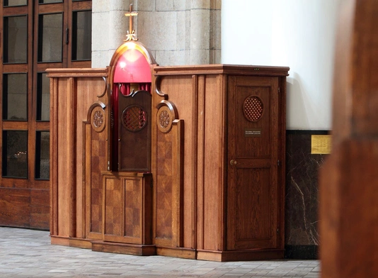 Regens Penitencjarii Apostolskiej: każdy konfesjonał to drzwi święte dla duszy
