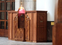 Każdy konfesjonał to drzwi święte dla duszy