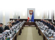 W rządzie Donalda Tuska nie ma ani jednego ministra, którego po roku pełnienia funkcji można by pochwalić.