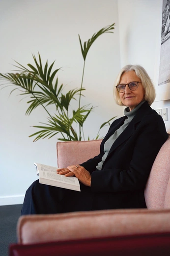 Christiane Hoffmann  studiowała slawistykę, historię oraz dziennikarstwo, następnie pracowała dla „Frankfurter Allgemeine Zeitung” i „Der Spiegel”, m.in. jako korespondentka w Moskwie oraz Teheranie. W 2020 r. przeszła trasę ucieczki swojego ojca przed Armią Czerwoną w 1945 r.