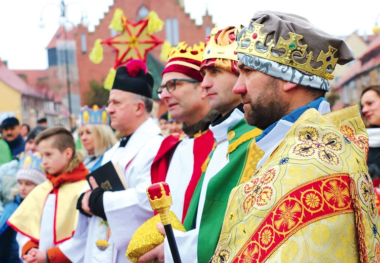 	Uliczne jasełka z roku na rok przyciągają coraz więcej uczestników.
