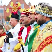 	Uliczne jasełka z roku na rok przyciągają coraz więcej uczestników.