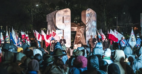 	Wiec zakończył się złożeniem wieńców przez parlamentarzystów, samorządowców, przedstawicieli służb mundurowych i uczniów pomorskich szkół.