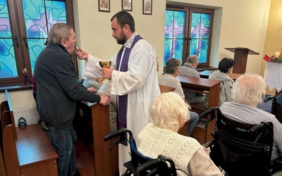 	Ks. Jerzy Kajzar regularnie odwiedza mieszkańców placówek opiekuńczych.