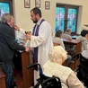 	Ks. Jerzy Kajzar regularnie odwiedza mieszkańców placówek opiekuńczych.