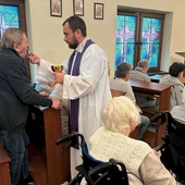 	Ks. Jerzy Kajzar regularnie odwiedza mieszkańców placówek opiekuńczych.