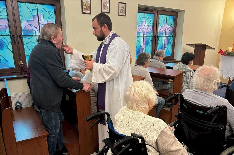 	Ks. Jerzy Kajzar regularnie odwiedza mieszkańców placówek opiekuńczych.