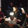 	Izabela Bąk (przy mikrofonie) i Beata Lewandowska (L) podczas spektaklu.