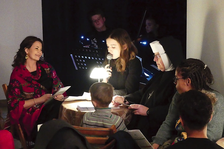 	Izabela Bąk (przy mikrofonie) i Beata Lewandowska (L) podczas spektaklu.