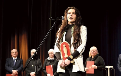 	W imieniu laureatki 2024 r. Jolanty Zapały, wyróżnienie odebrała jej siostrzenica Ewa Urbańczyk.