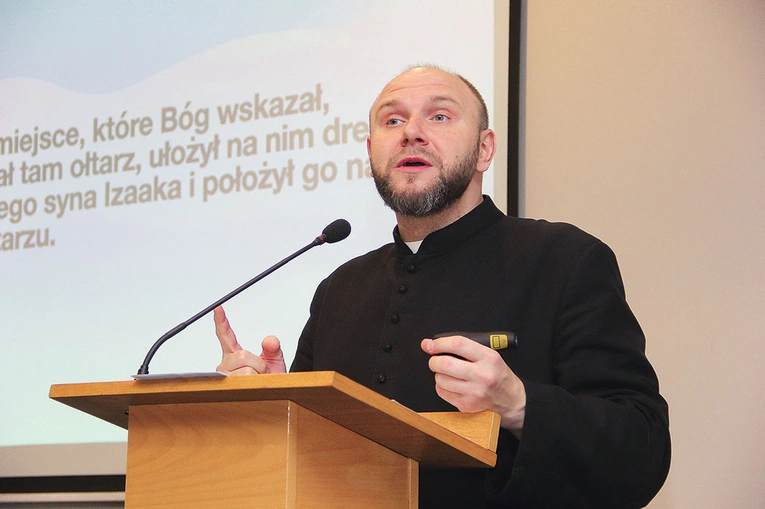 	Ks. Gąsiorowski wyjaśniał znaczenie biblijnych tekstów.