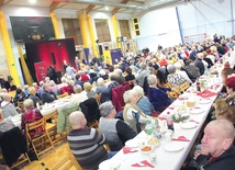 	Spotkanie bożonarodzeniowe w hali sportowej w Białogardzie.