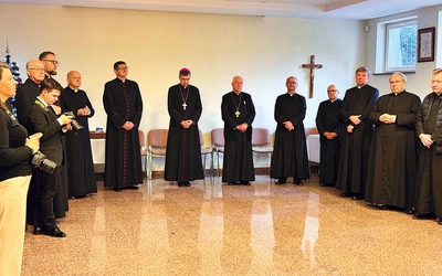 	Bp Wojciech Osial wraz z biskupem seniorem zasiedli do stołu z księżmi.