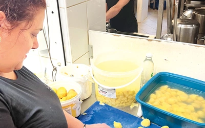 	Przygotowanie ziemniaków to ulubione zadanie Sylwii (na pierwszym planie).