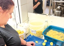 	Przygotowanie ziemniaków to ulubione zadanie Sylwii (na pierwszym planie).