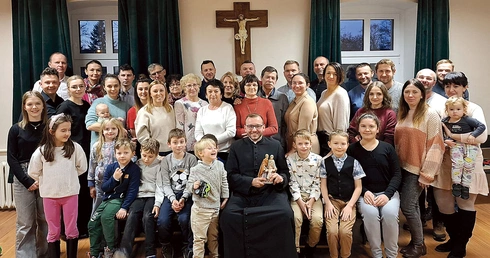 Duszpasterstwo Rodzin w Oleśnie podczas grudniowego spotkania wspólnotowego.