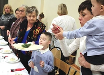 Dzielenie się opłatkiem.
