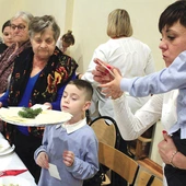 Dzielenie się opłatkiem.