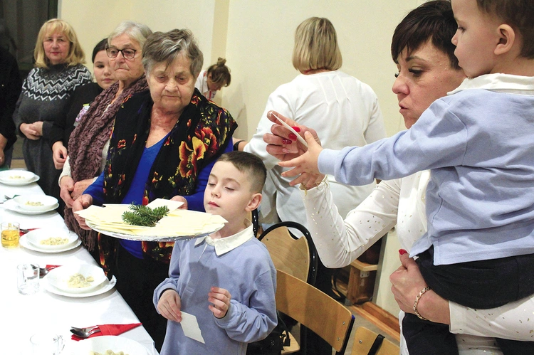 Dzielenie się opłatkiem.
