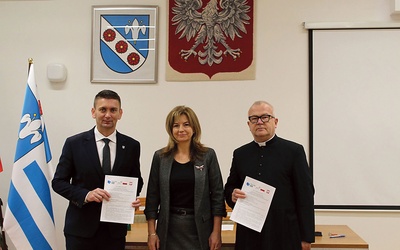 Dokument podpisali (od lewej) wójt Marcin Kozdrach, skarbnik Beata Lubecka-Zgiep i proboszcz ks. Ireneusz Chmura.