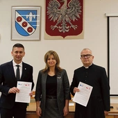 Dokument podpisali (od lewej) wójt Marcin Kozdrach, skarbnik Beata Lubecka-Zgiep i proboszcz ks. Ireneusz Chmura.