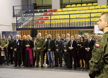 W wydarzeniu uczestniczyli przedstawiciele duchowieństwa, władz samorządowych, firm, instytucji, stowarzyszeń, placówek oświatowych oraz współpracownicy i sympatycy OR WOT.