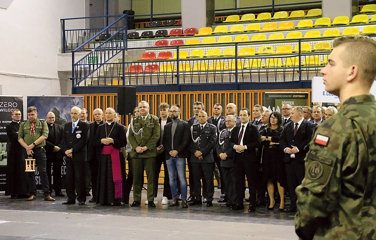 W wydarzeniu uczestniczyli przedstawiciele duchowieństwa, władz samorządowych, firm, instytucji, stowarzyszeń, placówek oświatowych oraz współpracownicy i sympatycy OR WOT.