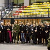 W wydarzeniu uczestniczyli przedstawiciele duchowieństwa, władz samorządowych, firm, instytucji, stowarzyszeń, placówek oświatowych oraz współpracownicy i sympatycy OR WOT.