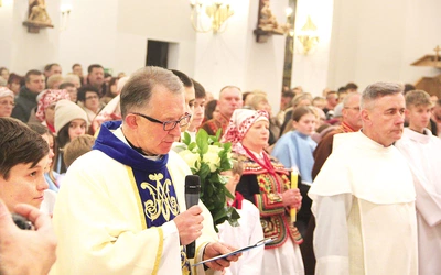 – Przynosisz nam w darze Jezusa Chrystusa – Twojego Syna, który jest Światłością świata. Chcemy za tym Światłem iść – mówił proboszcz, witając Łososińską Panią.