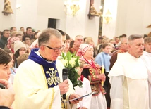 – Przynosisz nam w darze Jezusa Chrystusa – Twojego Syna, który jest Światłością świata. Chcemy za tym Światłem iść – mówił proboszcz, witając Łososińską Panią.