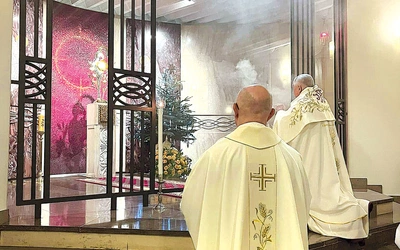 W uroczystości przy ul. Kobielskiej 10 wziął udział biskup warszawsko-praski.