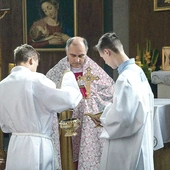 Warto pamiętać, że dar odpustu można uzyskać wielokrotnie, ofiarując go za siebie lub za zmarłych.