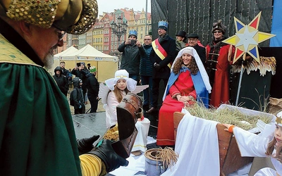 Każdy jest zaproszony, by dołączyć do monarchów.