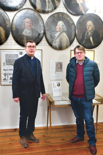 Ks. Władysław Tasior i Adam Raciborski przy portrecie żagańskiego opata.