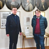 Ks. Władysław Tasior i Adam Raciborski przy portrecie żagańskiego opata.