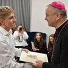 W skład gremium wchodzi 6 księży oraz 26 osób z grona młodzieży.