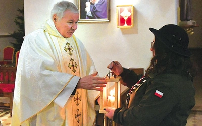 Przekazanie odbyło się podczas Mszy św., której przewodniczył miejscowy proboszcz ks. Andrzej Szkudlarek.