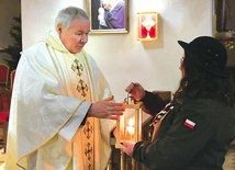 Przekazanie odbyło się podczas Mszy św., której przewodniczył miejscowy proboszcz ks. Andrzej Szkudlarek.